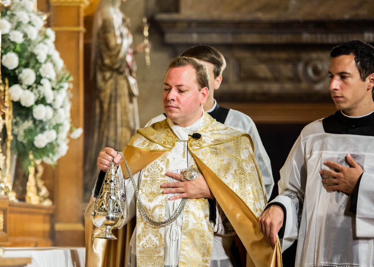 CanonsRegular's tweet image. The Eucharist, which is in an outstanding way the sacrament of the paschal mystery, stands at the centre of the Church&apos;s life. — Pope St. John Paul II