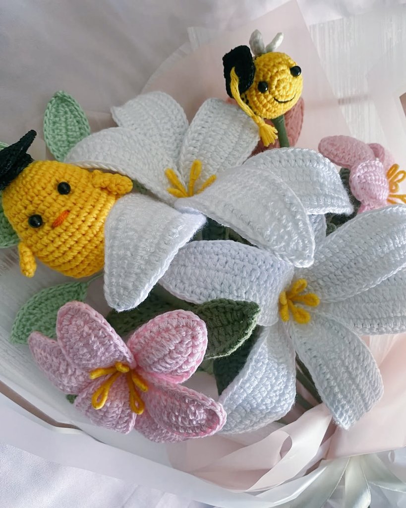 shaima_yaseen77's tweet photo. Handmade crochet bouquet with a soft touch for your loved ones’ special day 🎓💐
#بوكيه_كروشيه
#كروشيه
#هدايا_تخرج
#crochet
#handmadebouquet
#myhandmade https://t.co/WcRe3IvNNW