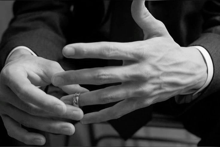 eliavaism's tweet image. A hot edge of bright-red rage seeps from my chest to the tip of my thumb that’s rolling my wedding band.
I roll my wedding band back and forth, back and forth until I nearly snap my finger off.