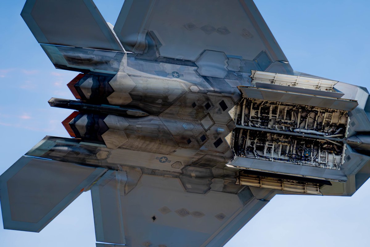 F22DemoTeam's tweet image. There&apos;s no place like home...

Thank you, Duluth, for hosting us as Capt. &quot;Laz&quot; Le Tourneau returned to the skies over the land of 10,00 lakes!