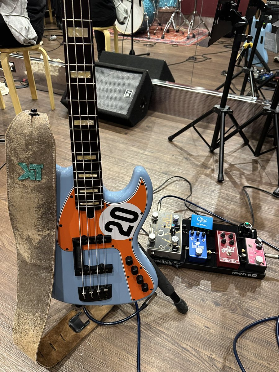 funk0401's tweet photo. 毎日見ていても惚れ惚れするベース!
#degier #fumisound #ベース #bass #mybass https://t.co/9xIBBmXR9C