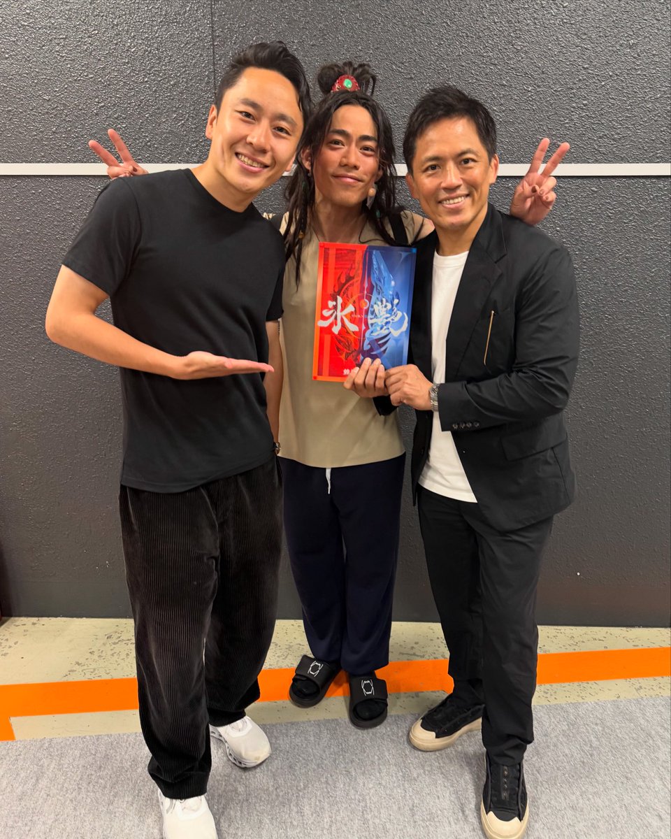 nomura60kg's tweet photo. 高橋大輔君の「氷艶 hyoen 2025」観てきました。なんだかんだで大輔のアイスショーを観るのは初めて。

滑るのが上手いのは知ってるけど、渾身の演技と歌がほんと素晴らしかったし、壮大ストーリー、演出、豪華出演者との共演は見応えたっぷりでした。

ショーではプロスケーターで役者の大輔やったけど、公演後に会った大輔はいつものままでした。笑

雄貴お付き合いありがとう🙏