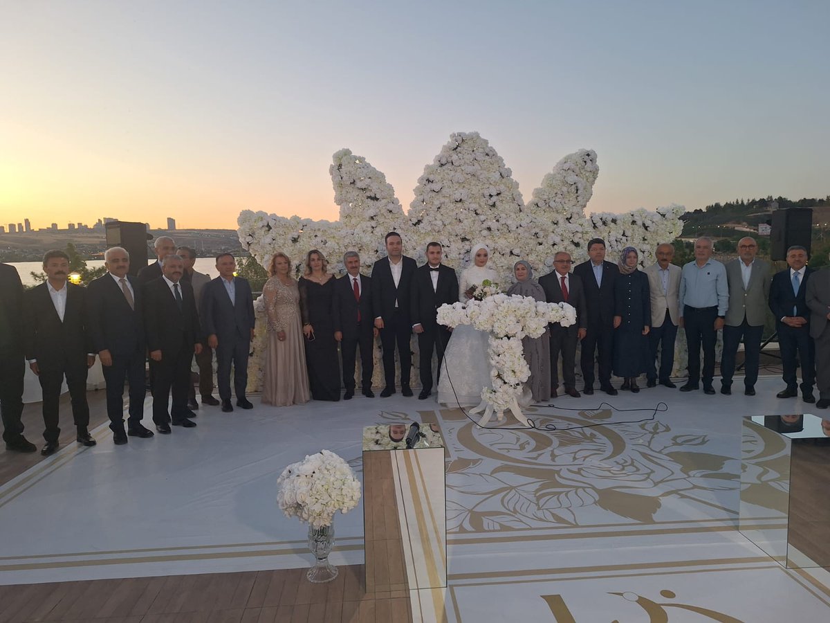 Besni Belediyesi (@besnibeltr) on Twitter photo Besni Belediye Başkanımız Sn. <a href="/AlkanResit02/">Reşit Alkan</a> 'ın kıymetli oğlu Ömer Faruk Alkan davetlilerin katılımı ile Ankara' da düzenlenen düğün töreni ile Dünya evine girdiler.
Genç çiftlere bir ömür boyu mutluluklar diliyoruz. Besni Belediye Başkanımız Sn. <a href="/AlkanResit02/">Reşit Alkan</a> 'ın kıymetli oğlu Ömer Faruk Alkan davetlilerin katılımı ile Ankara' da düzenlenen düğün töreni ile Dünya evine girdiler.
Genç çiftlere bir ömür boyu mutluluklar diliyoruz.
