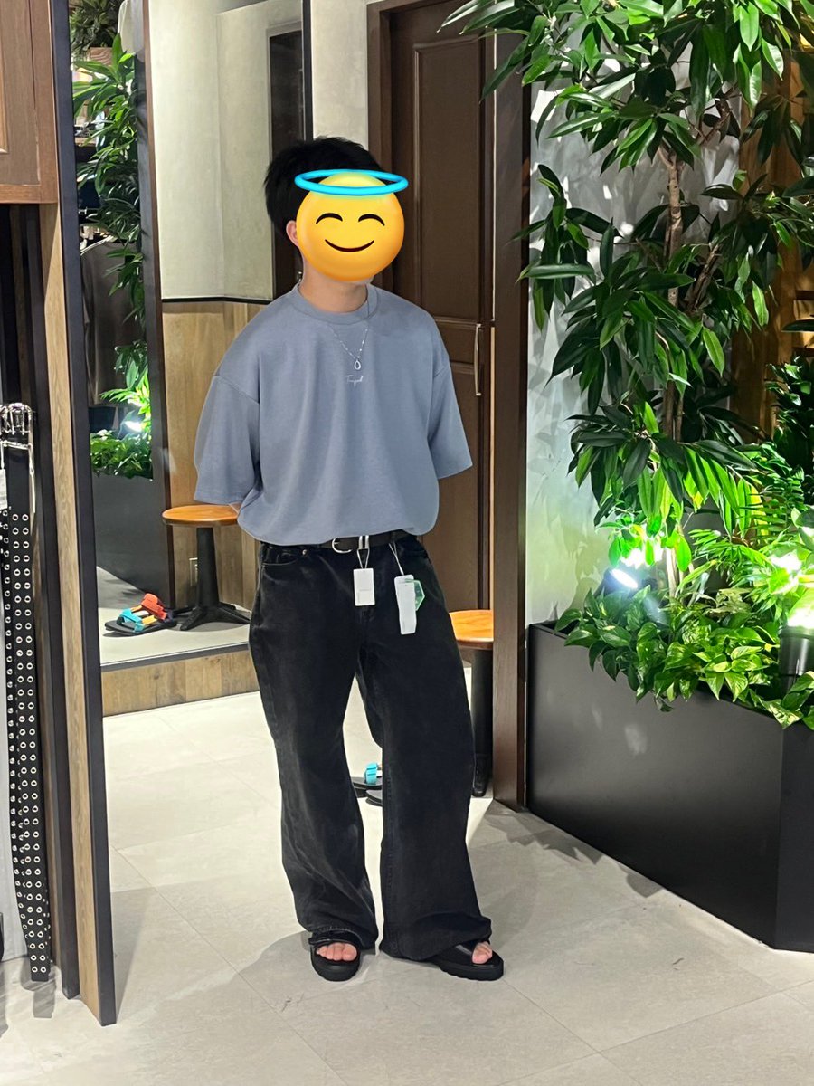 この前友達とショッピング行って服試着しました🛍
下のズボン良すぎて買っちゃいました！