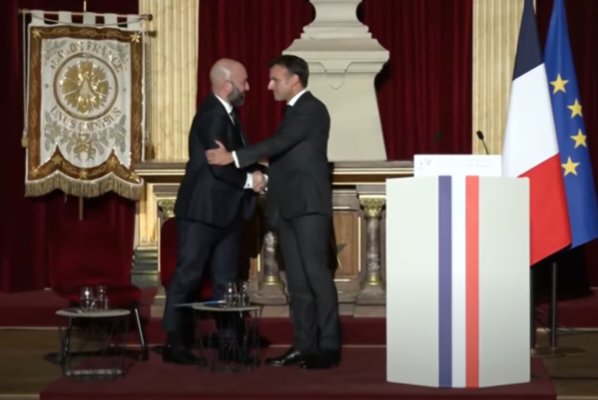 MenteCorpore34's tweet image. ¡¿¡ #qui est derrière tout ça .: 🇫🇷 💩 🇫🇷 :. Ont-ils des #valeurs #discutable's pas si #irréprochable's à protéger 😇 Là est #LaQuestion !!!