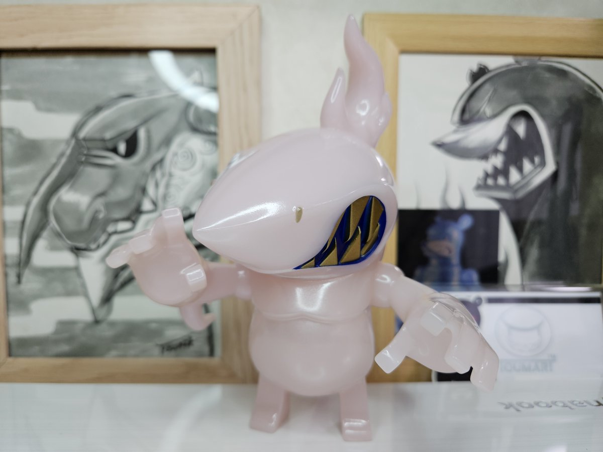 toshgosh4's tweet image. TOUMAさんのソフビ レイジングシャークの最新カラー サーモリラ をお迎え。
温度に反応して色の変わるサーモゾルでできたシャーク。
サーモのシャークは2体目ですね。
暑いこの時期はどうしても薄いピンク色です。
どんな色に変わるのか見たいので冷蔵庫に入れて見たら綺麗な紫になってくれました。