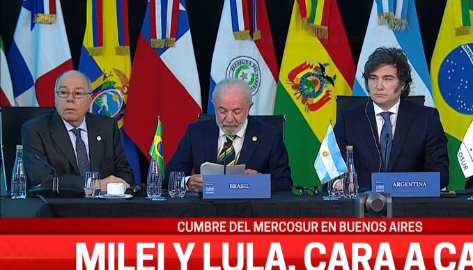 Editor_76's tweet image. No me había dado cuenta que Milei se hizo subir la silla para parecer más alto que Lula en la conferencia de prensa. El complejo de inferioridad es tan grande como su ego, y tan ridículo como su idea de gobernar a fuerza de gritos, biblias y shows. Un presidente de cotillón.