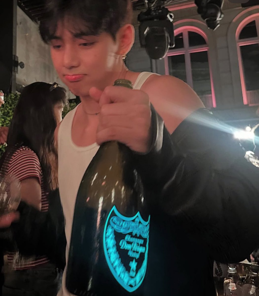 btsvmyanbase's tweet photo. RT &amp; RP with 

STYLE ICON V
FASHION LEGEND V
TAEHYUNG TAEHYUNG 
#VxCelineFashionShow https://t.co/B8H7kOByhh