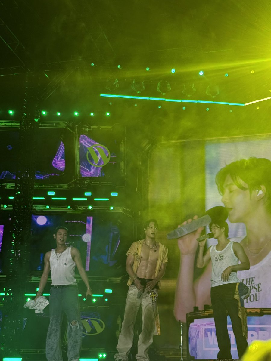 zkdlin_rose's tweet photo. 아니 김종인 여며...아아악
#KAIxWATERBOMB 
#KAI_WATERBOMB_SEOUL https://t.co/ZbhJbs8h6E