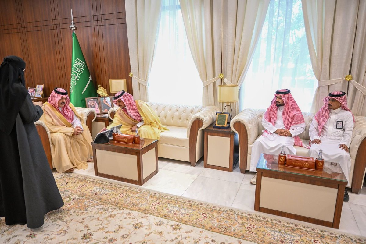 🏛️ | الهوية العمرانية

أطلق سمو أمير منطقة حائل الأمير عبدالعزيز بن سعد بن عبدالعزيز، بحضور سعادة أمين منطقة حائل م. سلطان بن حامد الزايدي،
#جائزة_الأمير_عبدالعزيز_بن_سعد_لتأصيل_الهوية_العمرانية، بهدف تعزيز الهوية العمرانية في المنطقة، وتحفيز الإبداع والابتكار في تصاميم تعكس