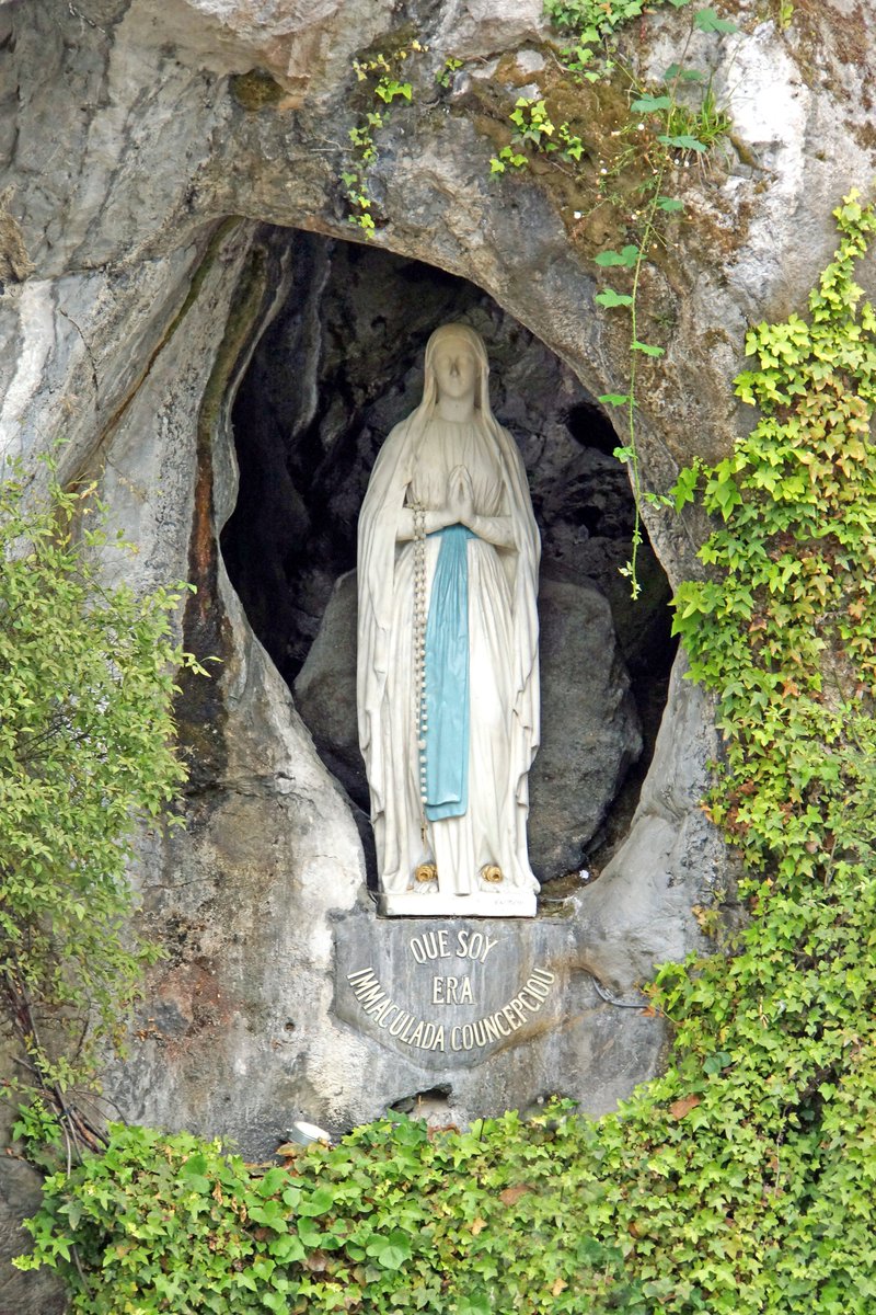 trad_west_'s tweet image. Lourdes, 1858. A poor girl saw a Lady shining brighter than the snow.
No one believed her.

But from the rocky grotto where she prayed, a spring burst forth. And from that spring, thousands were healed.

This was no legend.
It was heaven breaking into France - a 🧵✝️🇫🇷