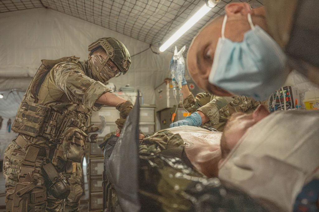 Op 1 juli bracht minister Theo Francken een bezoek aan het Militair Hospitaal Koningin Astrid. Een gelegenheid om de gemoderniseerde capaciteiten in de verf te zetten, waaronder de gloednieuwe Role 2 Forward beldefnews.mil.be/minister-op-be…