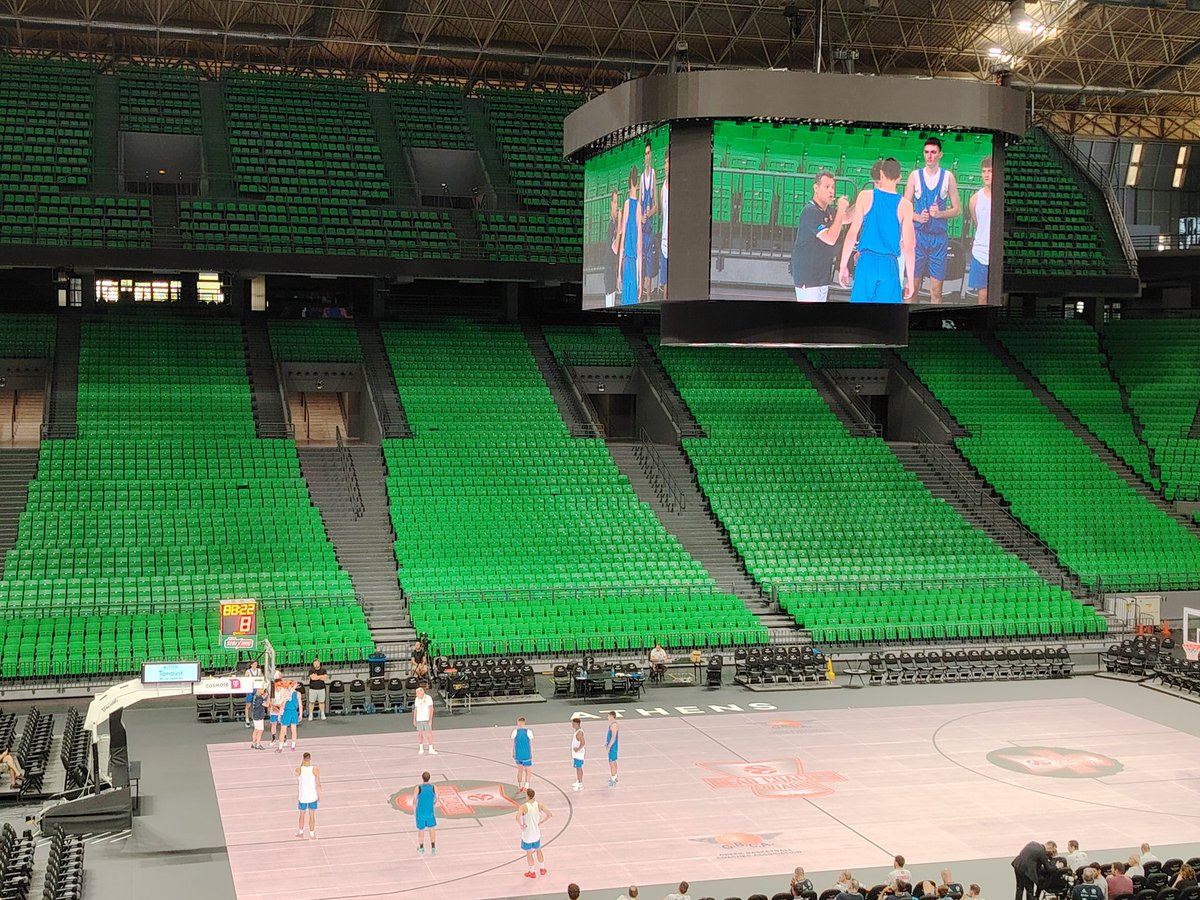 Backdoorpod_eng's tweet image. 🗣️ &quot;Turn to receive in low post, right?&quot; (Itoudis, to center of one of demonstration teams)

🇱🇹 &quot;Turn like this, like #Valanciunas. Lot of rumors around Valanciunas these days&quot; (Zeljko Obradovic, provoking laughs in whole O.A.K.A)

#EHCBCongress x @HeadCoachesOrg