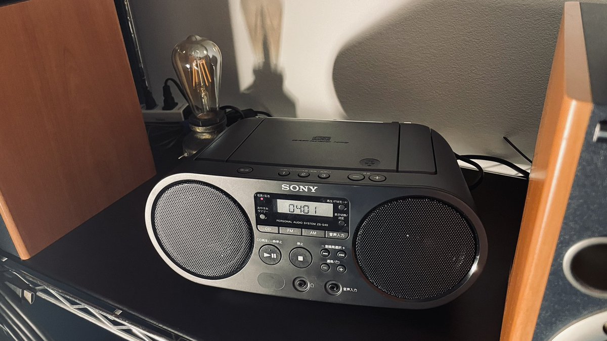 良くも悪くも音楽が側にありすぎる時代になり
CDを聴く環境が車だけになり
ふと寂しくなってCDプレーヤーを購入。

昔はこうだったよなー…と。

当然なのですが音良いです。
（プレーヤーの仕様とか関係なく）