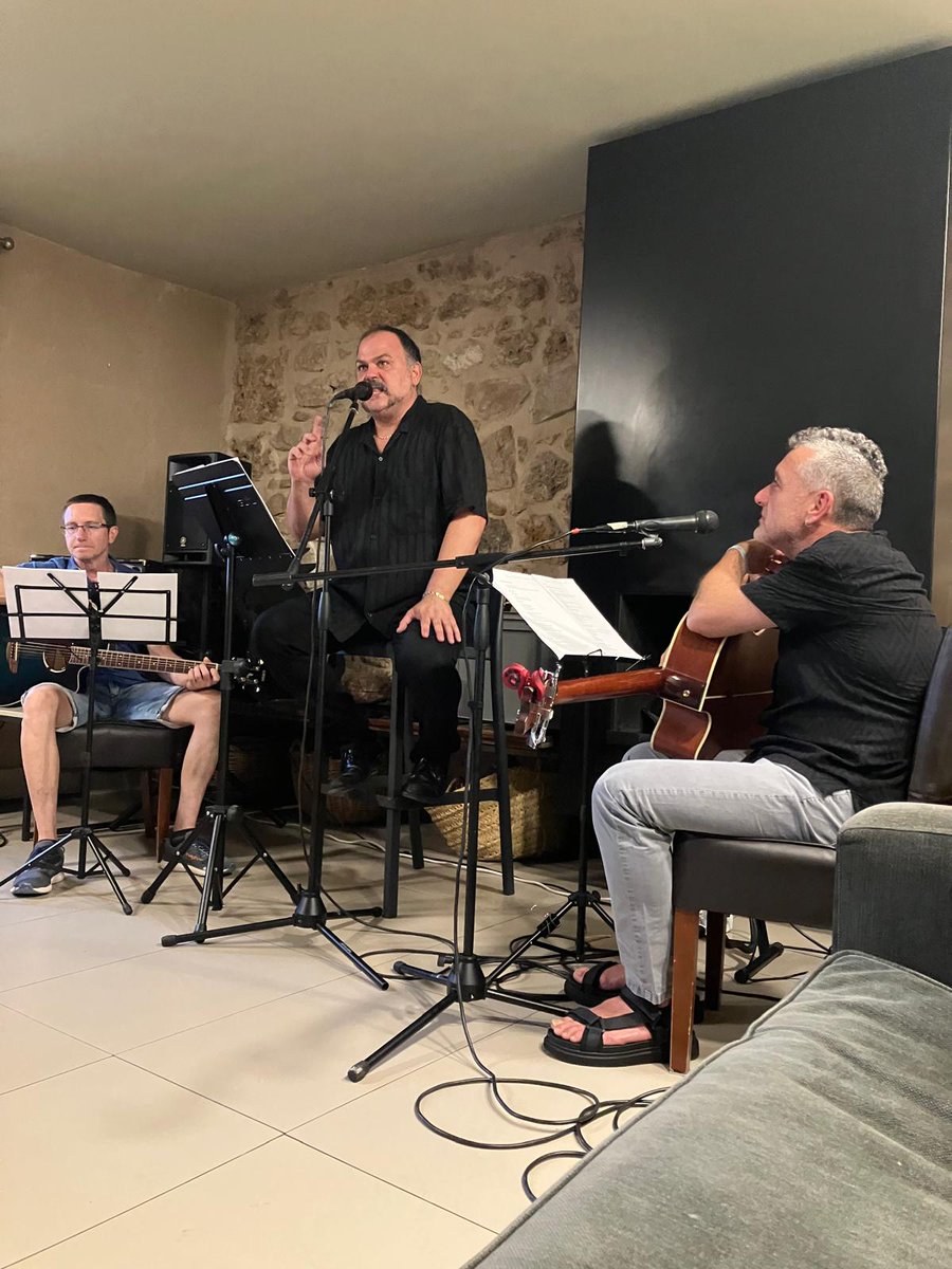 Muchas gracias a todos los que compartisteis un rato de poesía con nosotros ayer en la Fábrica de Solfa en #Beceite
Lo dedicamos al cielo, a Rubén, que sigue vivo en el recuerdo de los suyos.