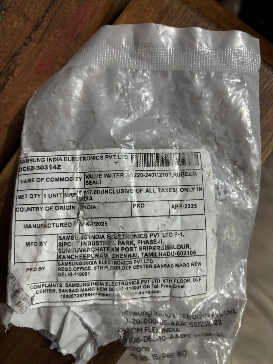 subhashrock5's tweet photo. @SamsungIndia @Samsung @jagograhakjago कल मैंने अपनी सैमसंग washing machine रिपेयर कराई जिसपे एमआरपी से अधिक चार्ज लिया गया बिल दिया गया 1805.20 का भुगतान भी किया 1806 का लेकिन जब सैमसंग का सर्विस मैसेज आया तो 1402.39 का था कौन सा बिल सही है @SamsungIndia जी बताओ ? https://t.co/zje6IxPd1Y