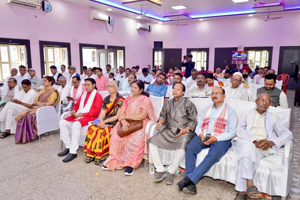 अपने प्रखर राष्ट्रवादी विचारों से माँ भारती को गौरवान्वित करने वाले, भारतीय जनसंघ के संस्थापक डॉ. श्यामा प्रसाद मुखर्जी जी की 125वीं जयंती पर श्रद्धांजलि अर्पित की। आज हजारीबाग (झारखंड) में आयोजित संगोष्ठी को संबोधित कर उनके विचारों को स्मरण किया।