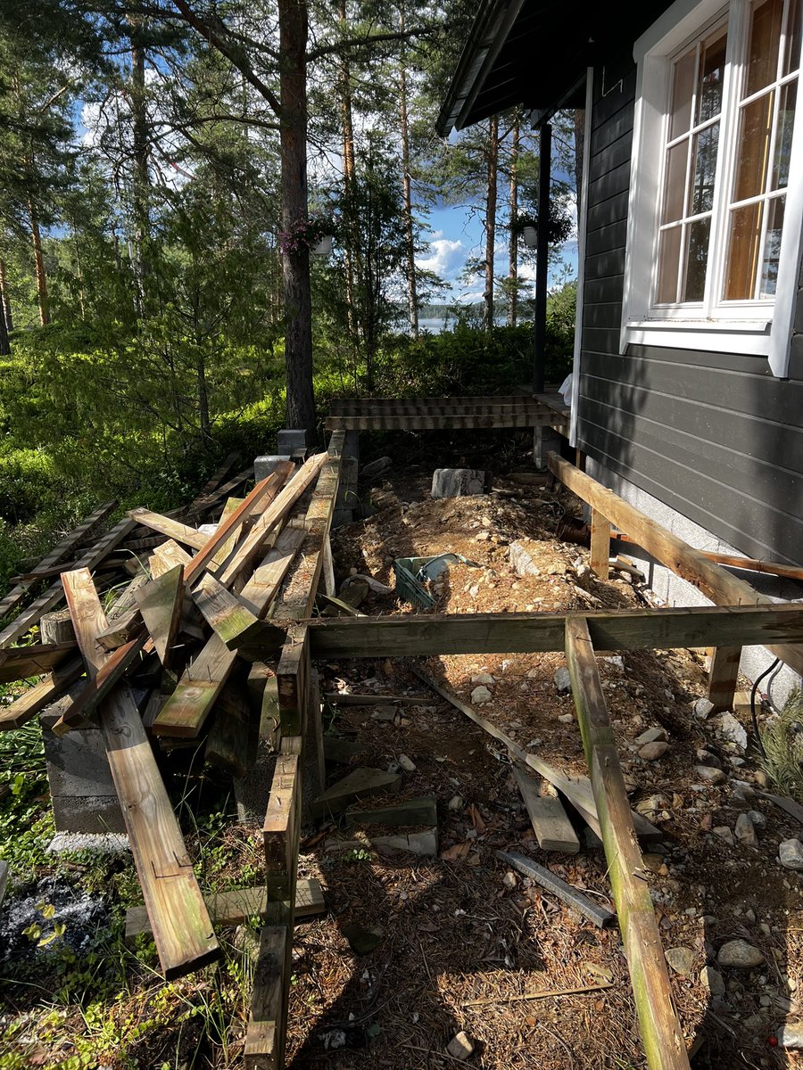 Kuin ollakaan, kun terassi puretaan uuden rakentamisen alta, pitää väliaikaisesti uudelleen sijoittaa noin siljoona ruukkua ja amppelia, jotka painavat kiljoonan. Ne ei yllättäen teleportanneet itseään mihinkään.   Ahneella on kukkainen loppu.