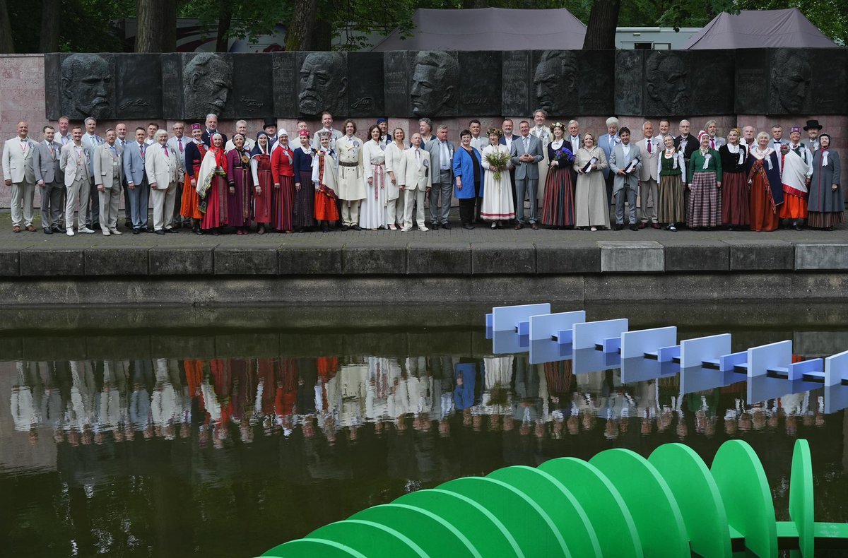Mīļie jaunieši! 

Dziediet ar lepnumu! 

Dejojiet ar pārliecību! 

Muzicējiet ar prieku!

Lai mums visiem šie svētki ir spēka un iedvesmas avots!