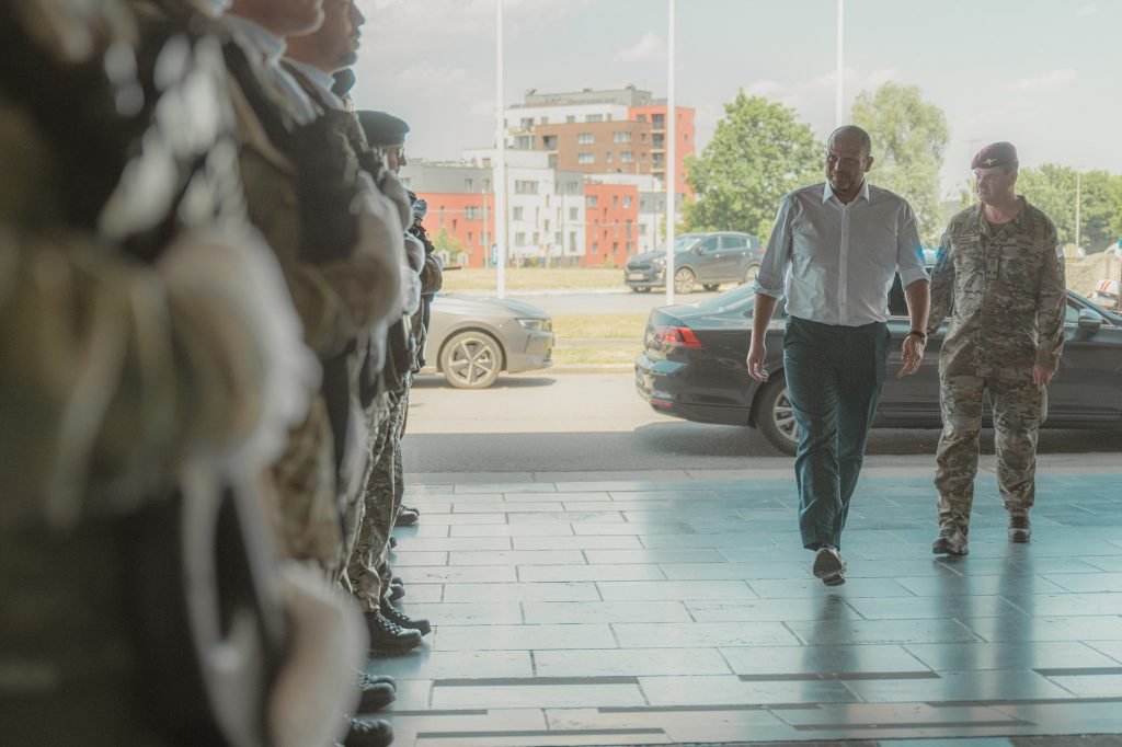 Ce 1er juillet, le ministre Theo Francken a rendu visite à l’Hôpital Militaire Reine Astrid. L’occasion de mettre en lumière des capacités modernisées, notamment le tout nouveau Role 2 Forward beldefnews.mil.be/le-ministre-en…