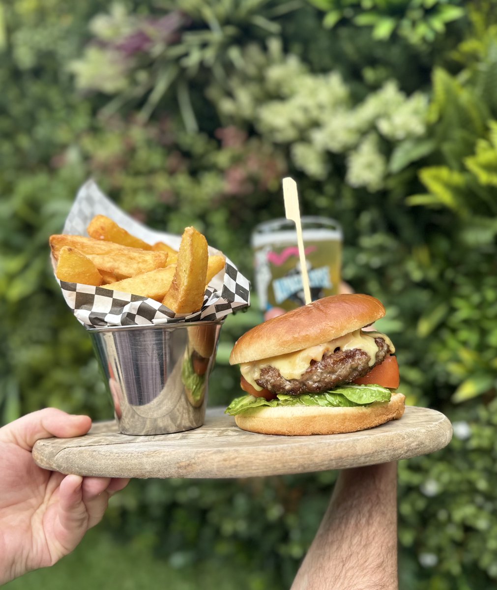OriginalShrews's tweet image. Next up for Independent’s Week: welcome to The ALB 🍔🍕🍸
Hhome to some of the most craveable food in #Shrewsbury. Beer-battered fish & chips, spicy chicken wings, chicken mac and cheese, and the almighty 'Alb Mess' for dessert. 🤤
originalshrewsbury.co.uk/business-direc…