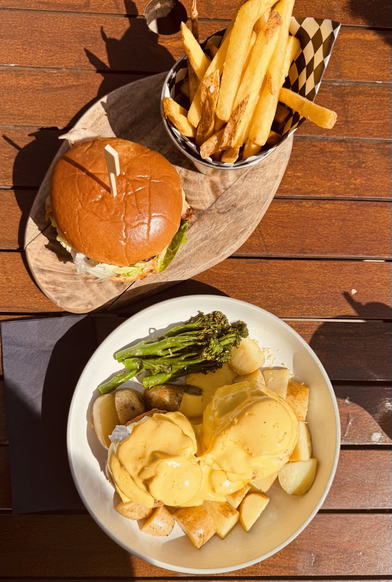 OriginalShrews's tweet image. Next up for Independent’s Week: welcome to The ALB 🍔🍕🍸
Hhome to some of the most craveable food in #Shrewsbury. Beer-battered fish & chips, spicy chicken wings, chicken mac and cheese, and the almighty 'Alb Mess' for dessert. 🤤
originalshrewsbury.co.uk/business-direc…