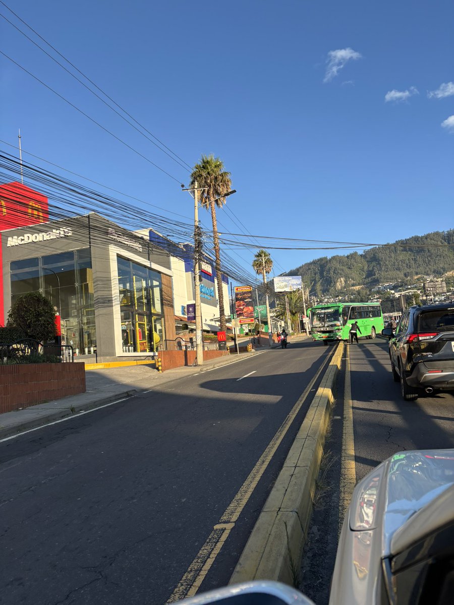 ecarrillol's tweet photo. Son una lacra para la sociedad y @AMT_Quito cero control a los buseros que causasen accidentes y hacen lo que les da la gana en la Av.  Interoceanica, invaden carriles, bajan por media vía cortando la curvas y no respetan nada. https://t.co/Jpr4qmcVds