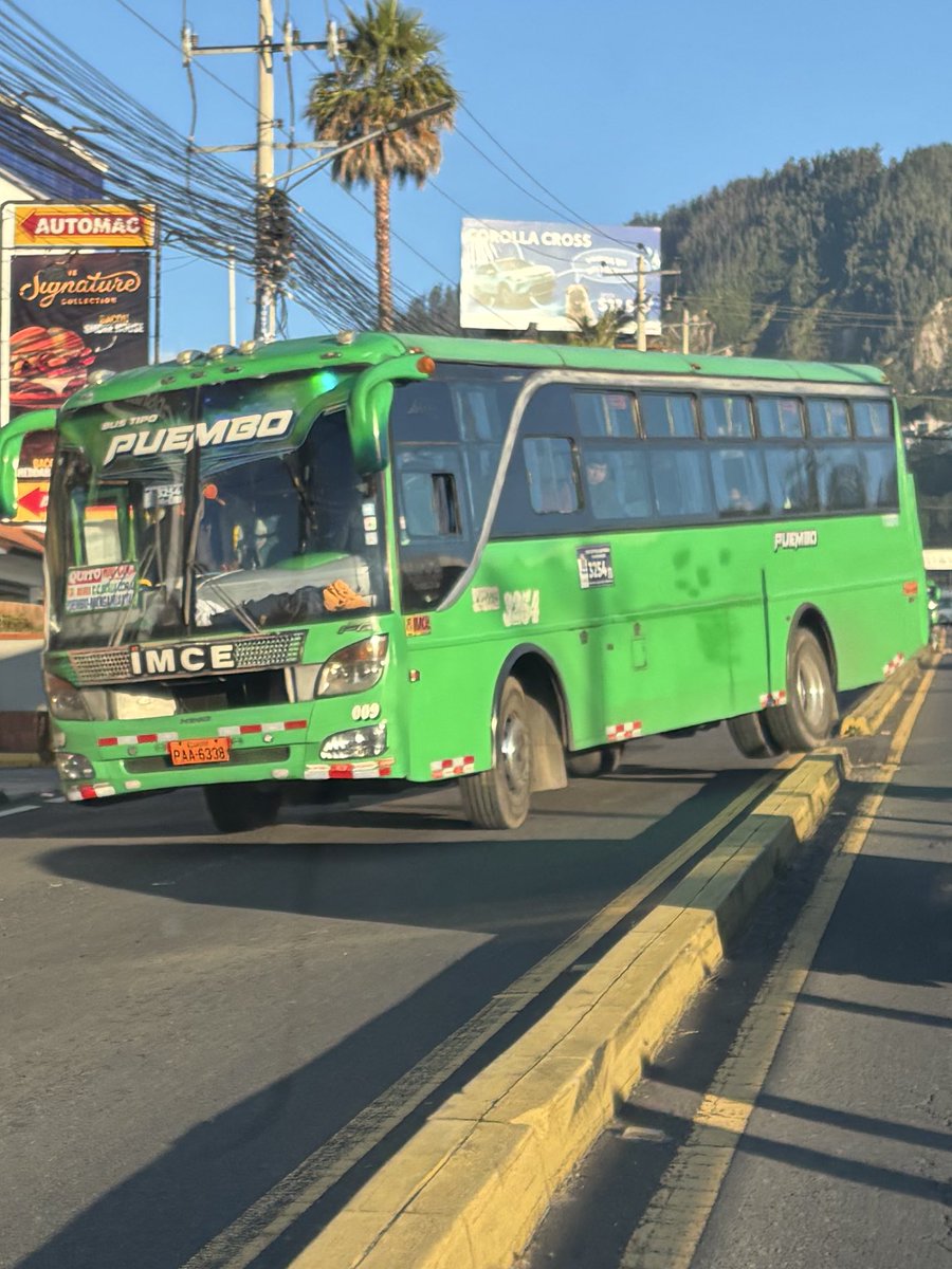 ecarrillol's tweet photo. Son una lacra para la sociedad y @AMT_Quito cero control a los buseros que causasen accidentes y hacen lo que les da la gana en la Av.  Interoceanica, invaden carriles, bajan por media vía cortando la curvas y no respetan nada. https://t.co/Jpr4qmcVds