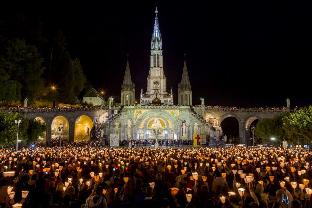 trad_west_'s tweet image. Lourdes, 1858. A poor girl saw a Lady shining brighter than the snow.
No one believed her.

But from the rocky grotto where she prayed, a spring burst forth. And from that spring, thousands were healed.

This was no legend.
It was heaven breaking into France - a 🧵✝️🇫🇷