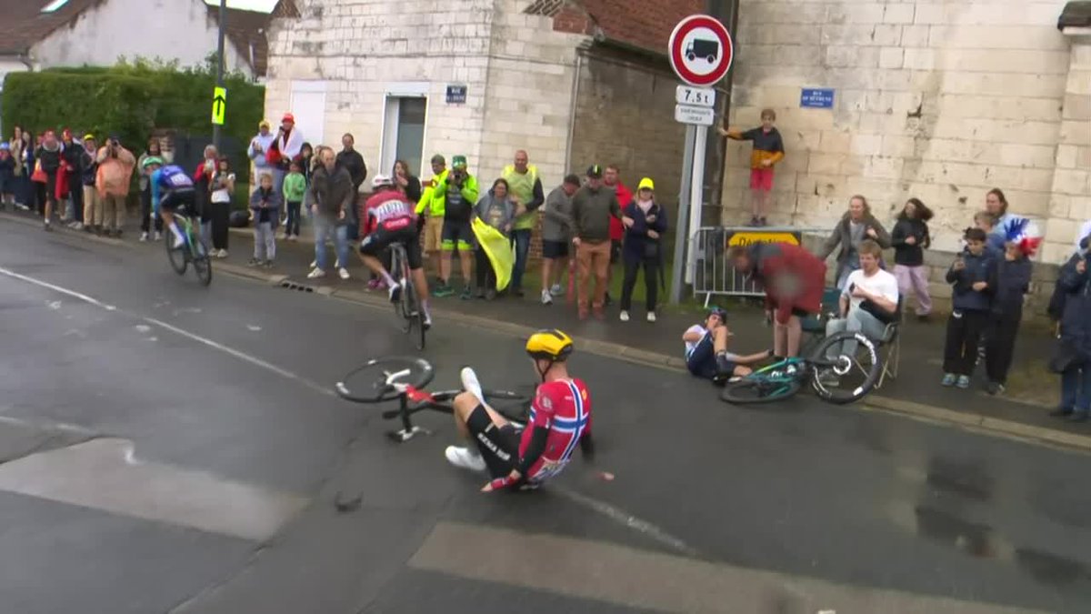 ESPNCiclismo's tweet photo. Dos resbalones que fueron caída en la etapa 2 del #TDF2. 😰

📺 Disfruta de la acción en #ESPN3 y #DisneyPlus: https://t.co/Q9iOlarINA https://t.co/C5Y5o3oA9S