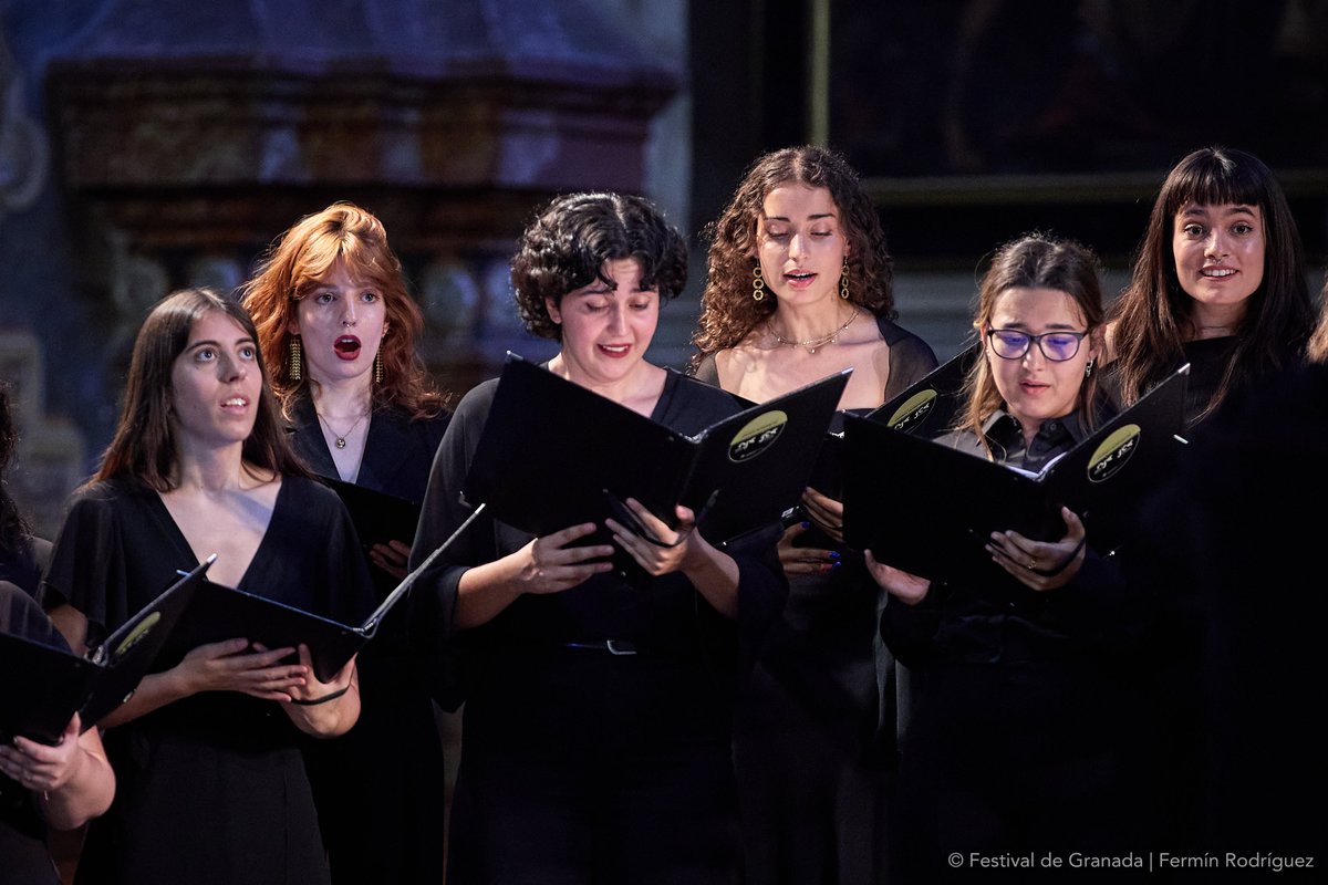 ✨ El Joven Coro de Andalucía, dirigido por Marco Antonio García de Paz, llenó el Festival de espiritualidad y modernidad con obras de Falla, Poulenc, Messiaen y Pizzetti. Un viaje coral hacia lo sagrado en el siglo XX.
📸 <a href="/Ferminius/">Fermín Rodríguez</a> 
#FestivalGranada #CulturaEnMovimiento