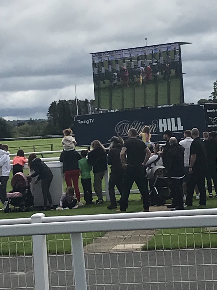 Whole new jeopardy in ⁦<a href="/ayrracecourse/">Ayr Racecourse</a>⁩ mascot race with the stalls in use 😉😹👍