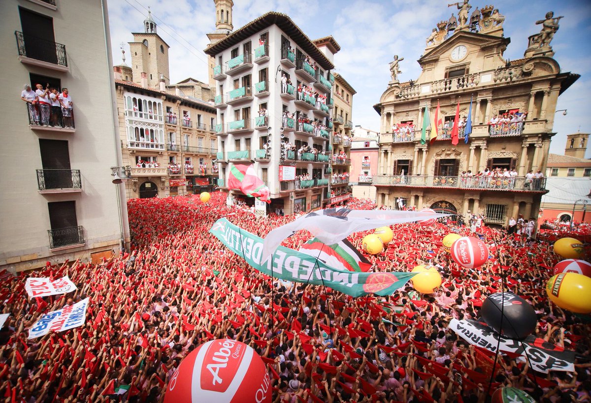 Debekuen gainetik, hamaika aldarrik Euskal Herriko hiriburu historikoko plaza bete dute. ✊🏻

Gora Sanfermin! 
Gora Euskal Herria askatuta! 

#EkinEtaBultza askatasunera!