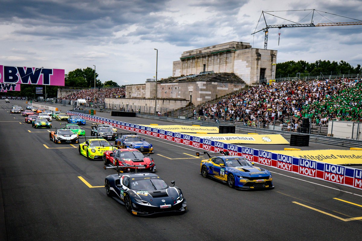 📸Impressions of the start.

Watch the race <a href="/norisring/">Norisring</a> here live youtube.com/live/iQIq8c1B3…

#DTM2025