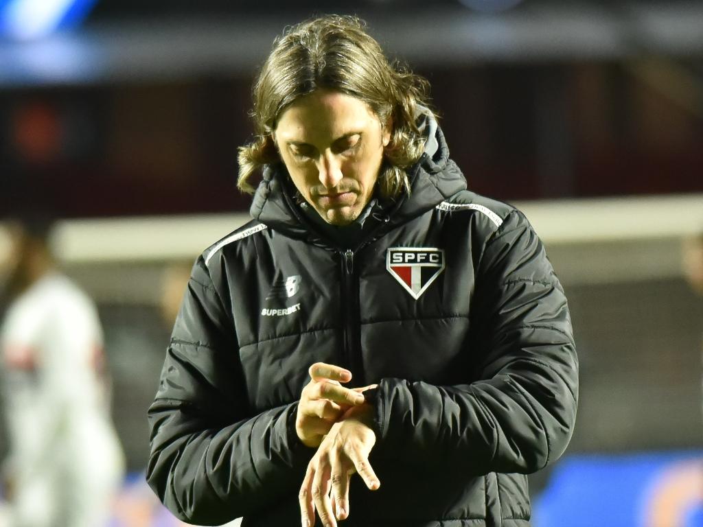 Conversei ontem com representantes de Luis Zubeldía que afirmaram que ainda não há acordo entre as partes para assinar a rescisão. Enquanto não oficializar a saída de Zubeldía no BID, Crespo não pode ser inscrito. Zubeldía foi demitido há 20 dias; Crespo estreia daqui a seis.