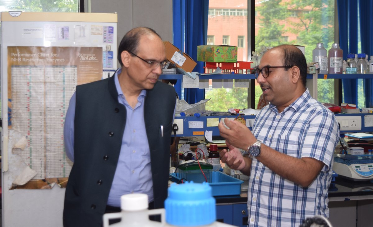 csir_iicb's tweet image. We had the privilege of hosting Shri Amit Agrawal, Secretary, Department of Pharmaceuticals, GoI at CSIR-IICB for an engaging discussion on our ongoing projects and future collaboration. Prof. U.S.N. Murty, Director, NIPER, Guwahati was also accompanied him during the visit.