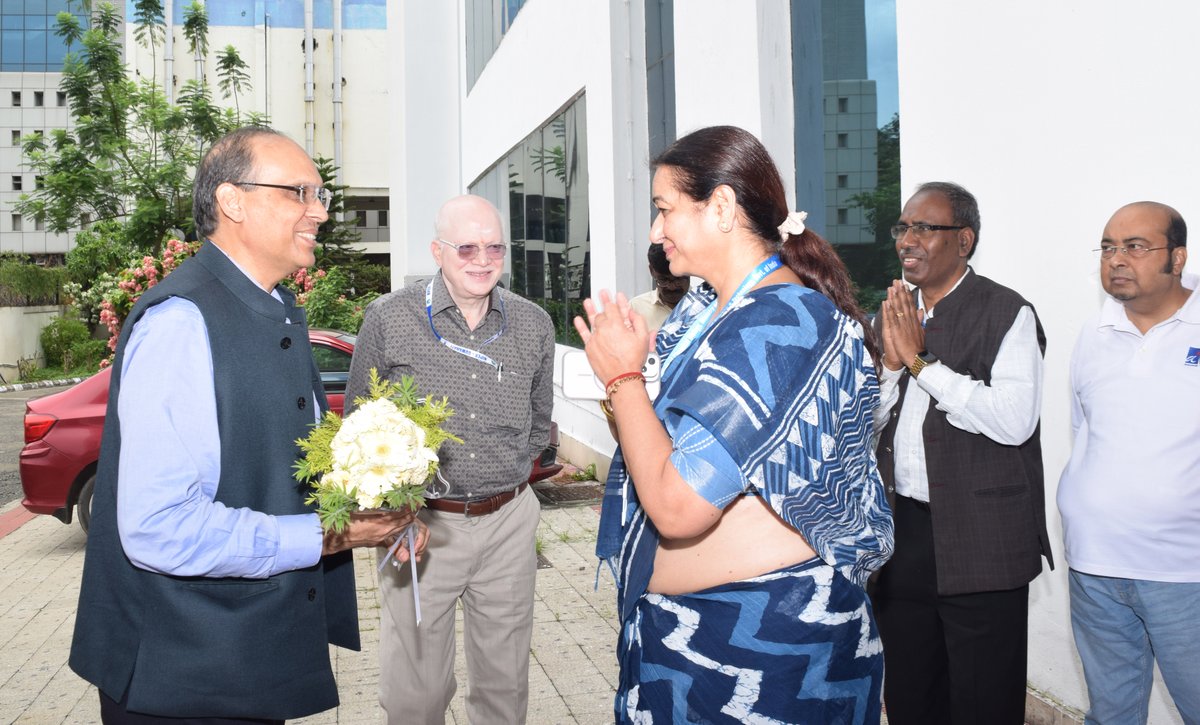 csir_iicb's tweet image. We had the privilege of hosting Shri Amit Agrawal, Secretary, Department of Pharmaceuticals, GoI at CSIR-IICB for an engaging discussion on our ongoing projects and future collaboration. Prof. U.S.N. Murty, Director, NIPER, Guwahati was also accompanied him during the visit.