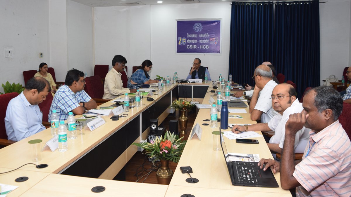 csir_iicb's tweet image. We had the privilege of hosting Shri Amit Agrawal, Secretary, Department of Pharmaceuticals, GoI at CSIR-IICB for an engaging discussion on our ongoing projects and future collaboration. Prof. U.S.N. Murty, Director, NIPER, Guwahati was also accompanied him during the visit.