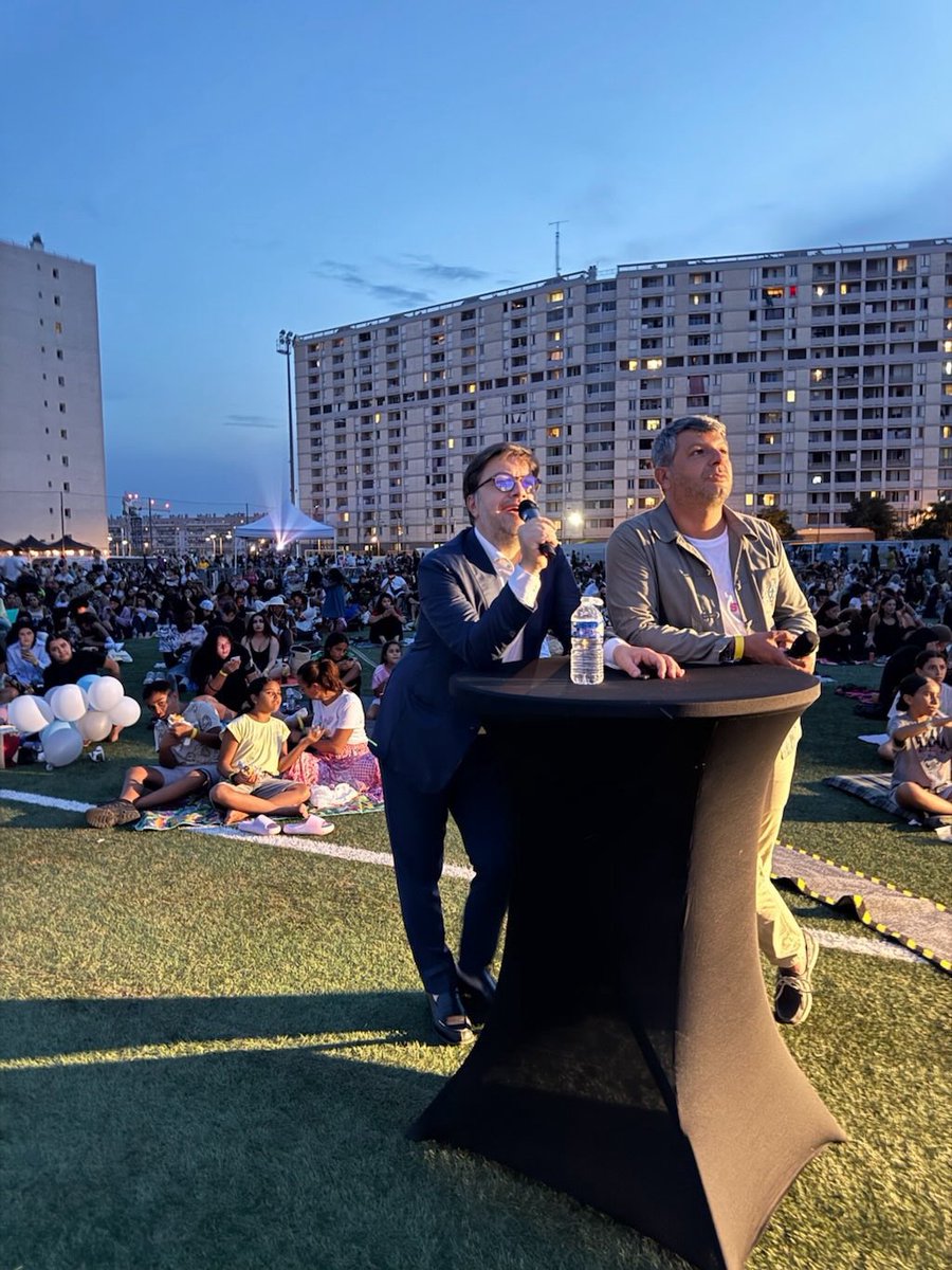 Place des Farandoleurs (@farandoleurs13) on Twitter photo 🔥𝟑𝟑𝟐𝟑 𝐬𝐩𝐞𝐜𝐭𝐚𝐭𝐞𝐮𝐫𝐬 𝐡𝐢𝐞𝐫 𝐬𝐨𝐢𝐫 : une ambiance de festival 😎
Et en surprise ?
La venue du Maire de <a href="/marseille/">Ville de Marseille</a>, <a href="/BenoitPayan/">Benoît Payan</a>, venu saluer cette incroyable mobilisation populaire.
🎬🍿#Malpaciné continue de faire vibrer #Marseille, et ce n’est que le début ! 🔥𝟑𝟑𝟐𝟑 𝐬𝐩𝐞𝐜𝐭𝐚𝐭𝐞𝐮𝐫𝐬 𝐡𝐢𝐞𝐫 𝐬𝐨𝐢𝐫 : une ambiance de festival 😎
Et en surprise ?
La venue du Maire de <a href="/marseille/">Ville de Marseille</a>, <a href="/BenoitPayan/">Benoît Payan</a>, venu saluer cette incroyable mobilisation populaire.
🎬🍿#Malpaciné continue de faire vibrer #Marseille, et ce n’est que le début !