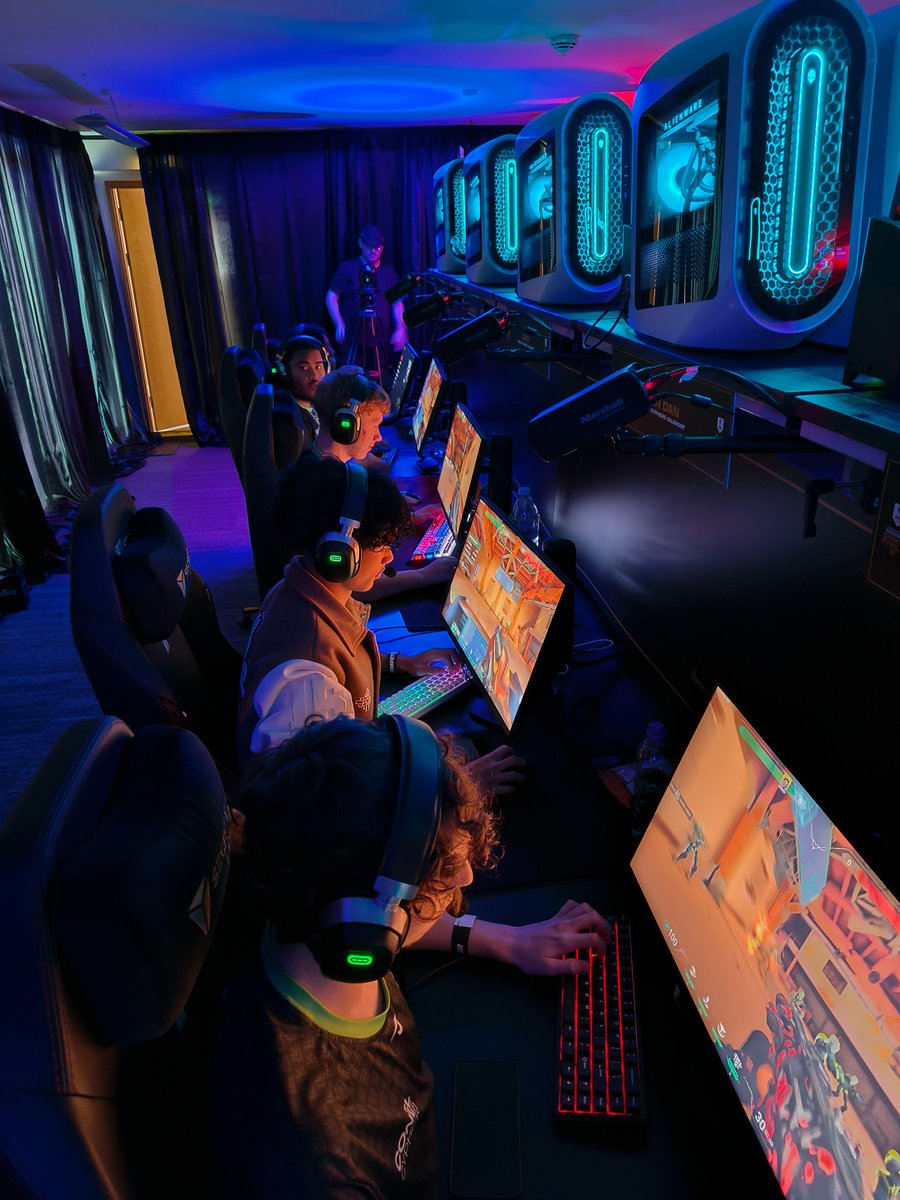 Valorant team setting up on stage. 

Match starting soon!

twitch.tv/britishesports…