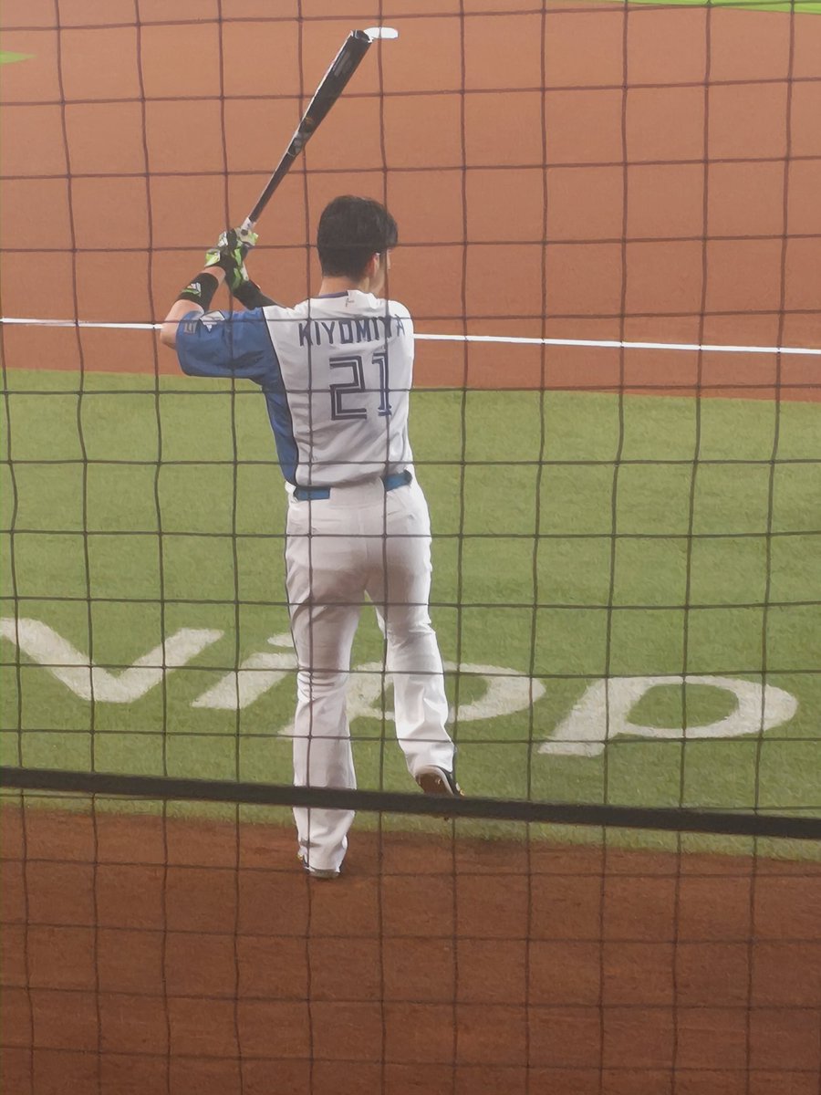eatdaisuk's tweet photo. 激務の合間に少しだけ親孝行を⚾️
両親を初めてエスコンフィールドに連れて行きました！
練習から雰囲気出てたんだよなぁ〜（結果論） https://t.co/275anBc364