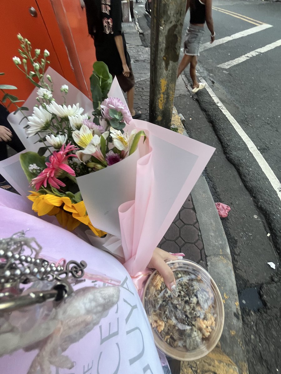 anwywhere's tweet photo. 💐 morayta mnl https://t.co/9pEEkyJ8ew