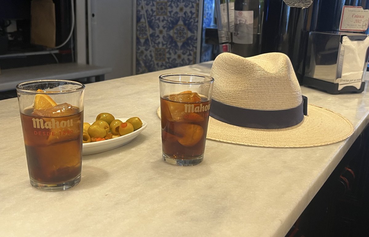 Si el mayor me pide irnos de aperitivo, pues vamos.
#LaDaniela #LaHoraDelVermú 
#MadrileñosPorMadrí