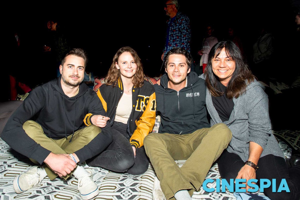 dob_history's tweet image. today in dylan o'brien history
🗓️07.06.2019
dylan o'brien attended the Cinespia Screening of Bring It On with his mom, sarah ramos and matt spicer at the Hollywood Forever Cemetery in Los Angeles, CA