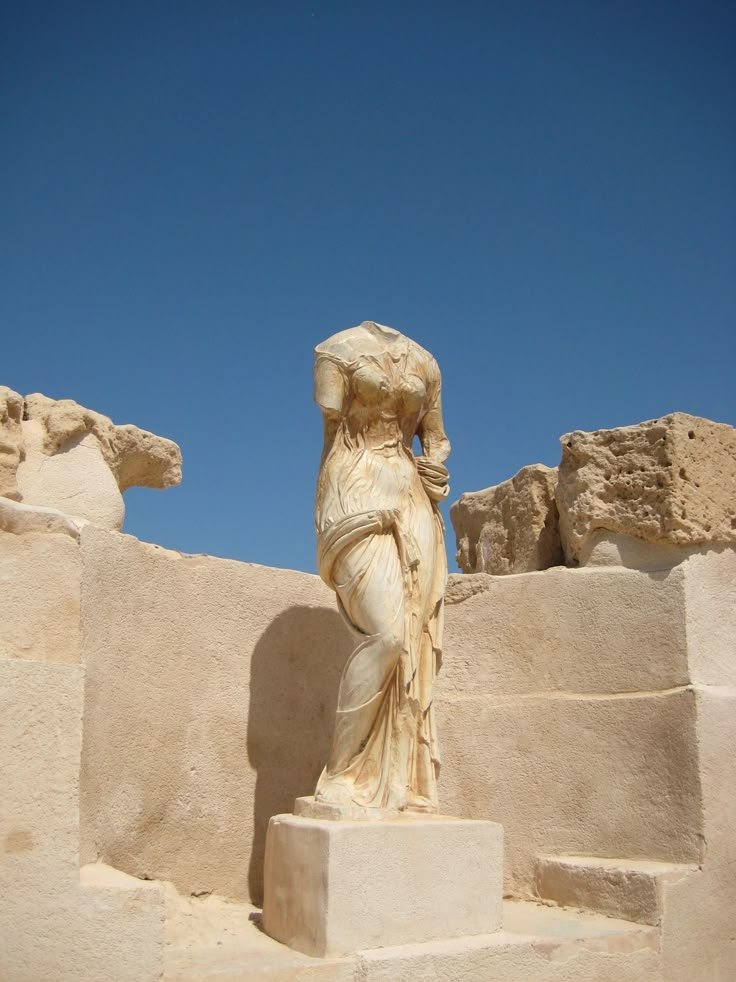animaetars's tweet photo. «La melancólica belleza de las ruinas caló hondo en la mente humana», Rose Macaulay. https://t.co/Na2YE6irzN