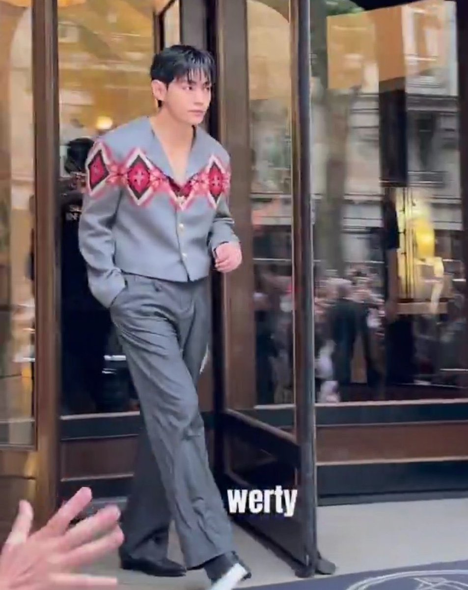 kiyokiyoV's tweet image. Taehyung💜

STYLE ICON V
FASHION LEGEND V
TAEHYUNG TAEHYUNG
#VxCelineFashionShow