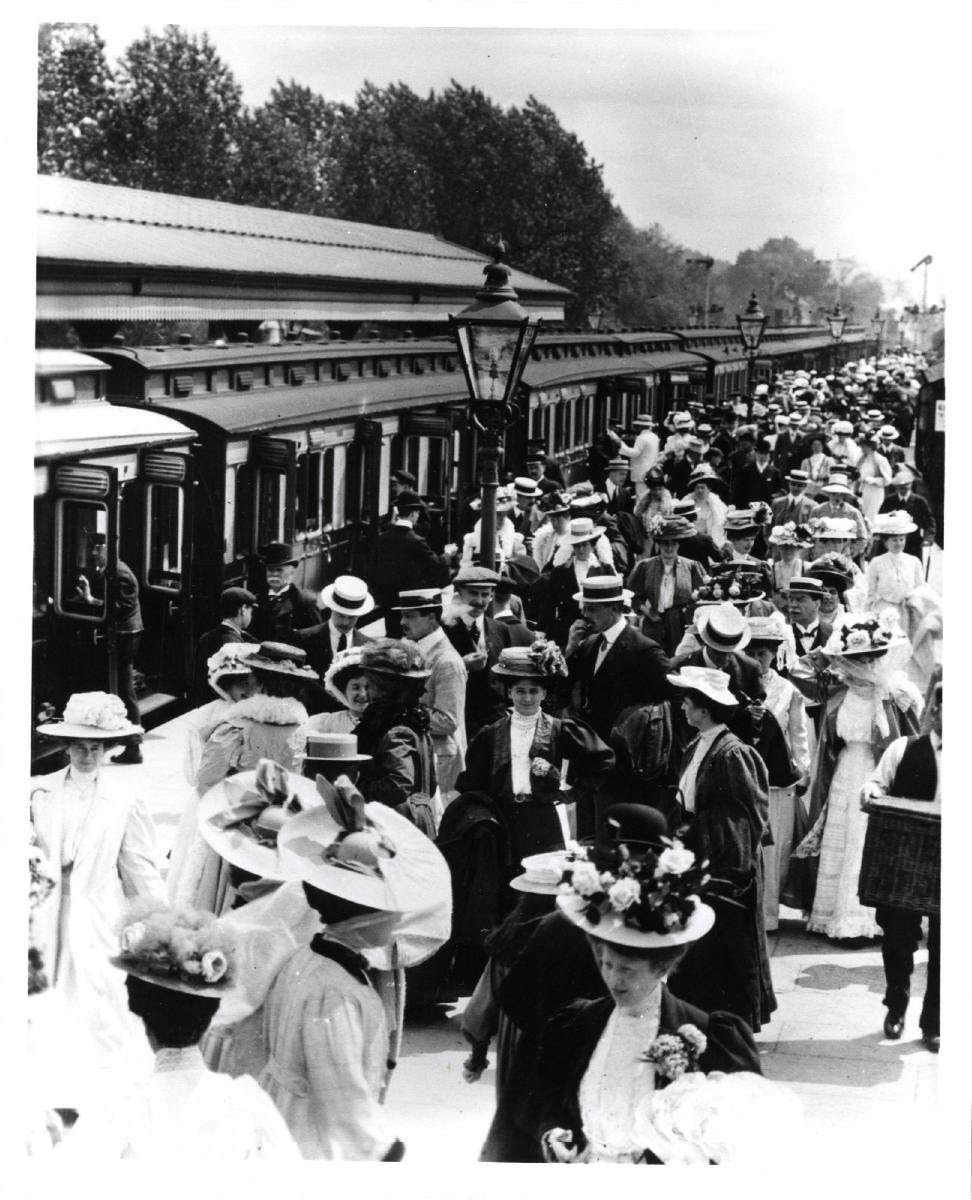 river_rowing's tweet image. Last day of @HenleyRegatta. We hope you’ve enjoyed your visit, and wish you a safe journey home. 

This photo shows spectators on the platform at Henley Station c.1910-1914 

#HenleyRoyalRegatta #History