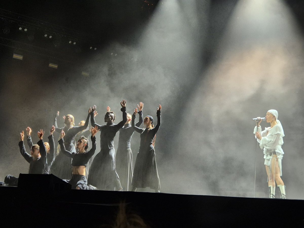 boostyboy's tweet image. FKA Twigs; de aller aller allermooiste show die ik in jaren heb gezien. Adembenemend #DTRH