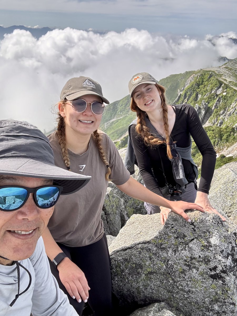 Mt. Hōken &amp; Kisokoma – Rainy Season Ridge Hike

Zoe and Lisa invited me on a trip to Mt. Hōken, so I joined. Despite being mid-rainy season, the forecast looked good. It was the first weekend of July, and by 4am there was already a line for the ropeway. We managed to catch the