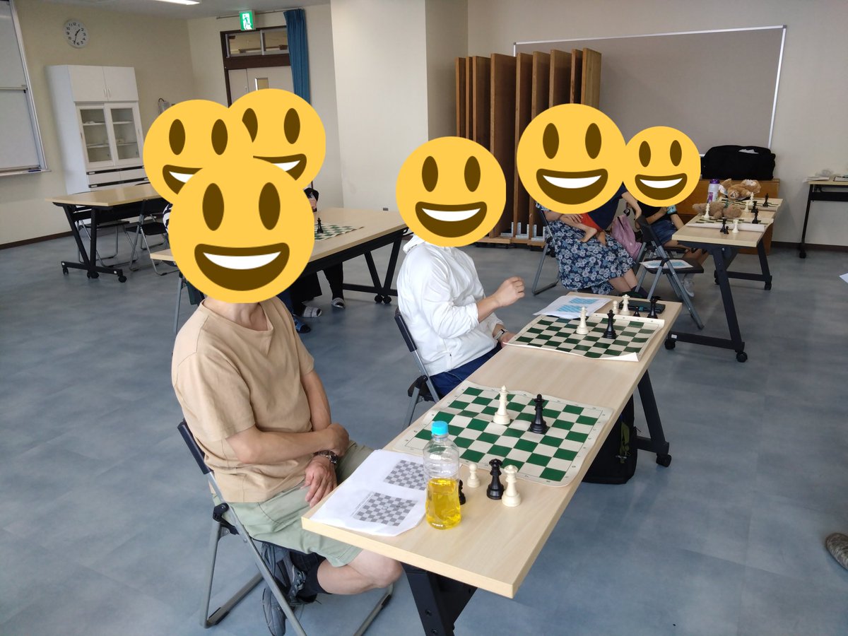 Machida_Chess's tweet image. 今日の例会の様子です!
今日の前半はエンドゲームの講義を行いました!
皆さん真剣に聞いていて代表は嬉しいです😊
また次回も来てくれるといいなー!
後半の対局も大変盛り上がっていました!
代表とSさんでフレンチディフェンスの勉強も行いましたね😊